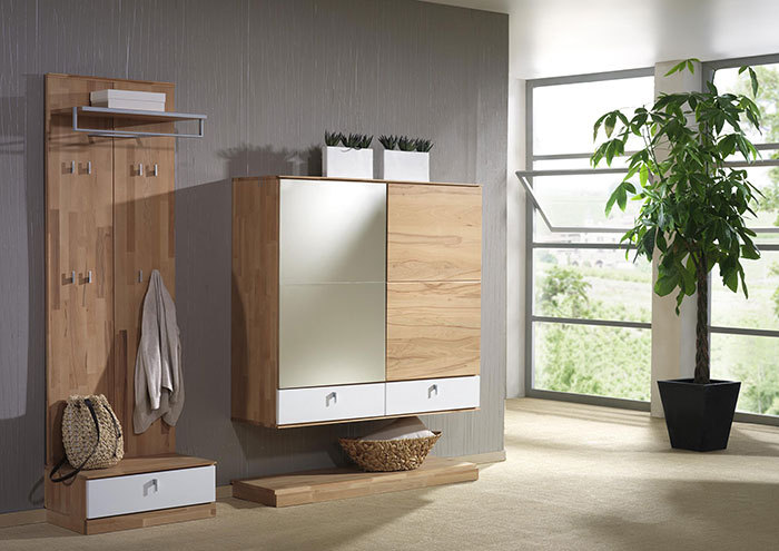 Bienenmühle Vado - Garderoben-Set, 3-teilig | Vorschlag 5 | Kernbuche massiv Garderobenschrank aus Holz mit Spiegel und Schubladen neben Pflanzen