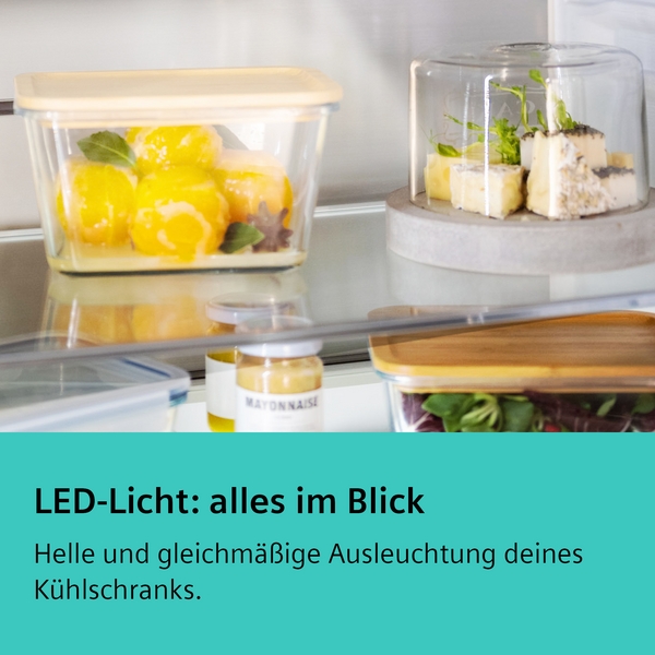 Nahaufnahme von Lebensmitteln im Kühlschrank. Helles LED-Licht leuchtet den Innenraum aus. Text: LED-Licht, alles im Blick.