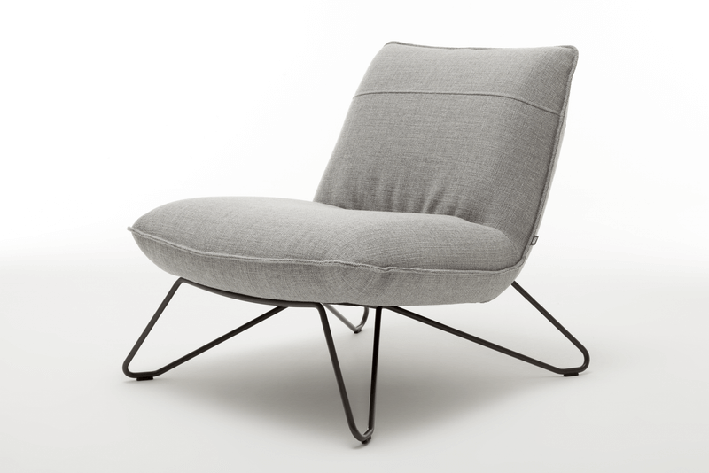 Ein stilvoller grauer Sessel mit einem schwarzen Metallgestell auf weißem Hintergrund