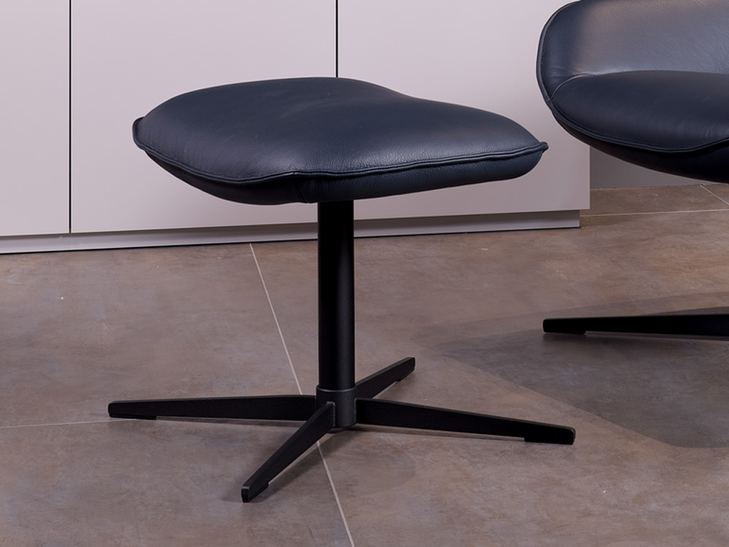 Rolf Benz 582 MEG - Hocker | einfarbig Hocker mit Kreuzfuß und Lederpolsterung in dunkelblau