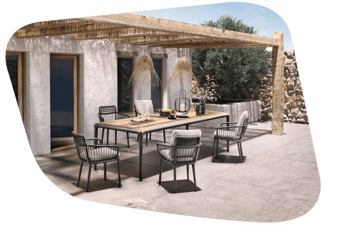 Teak Esstisch mit Polsterstühlen auf der Terasse