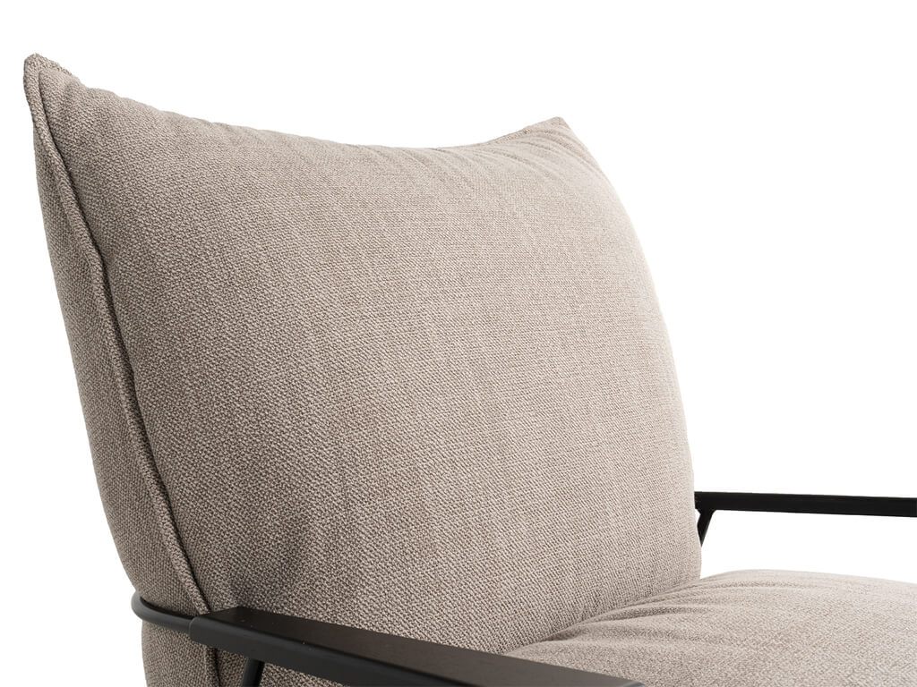 Nahaufnahme eines Sesselkissens mit beige-braunem Stoff und schwarzer Metallstruktur