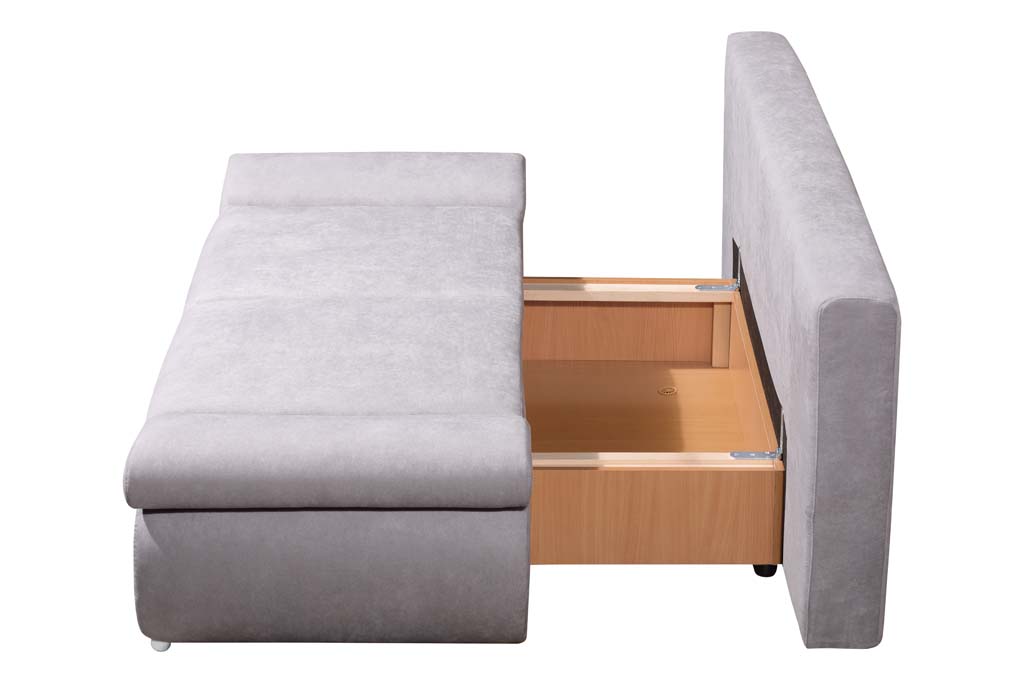 Graues Schlafsofa mit aufgeklappter Bettkastenfunktion, bietet zusätzlichen Stauraum.