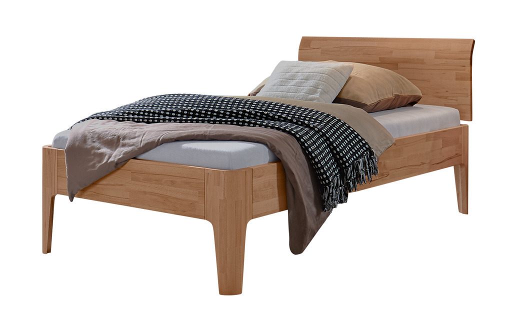 braunes Holz Einzelbett mit dunkler Bettwäsche vor weißem Hintergrund