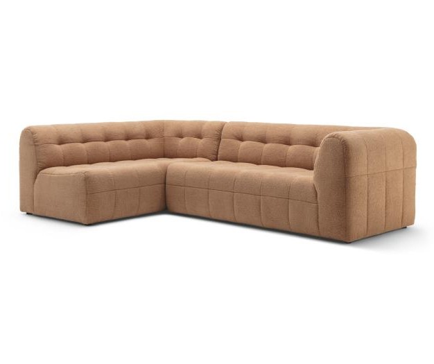 rotbraunes Ecksofa vor weißem Hintergrund