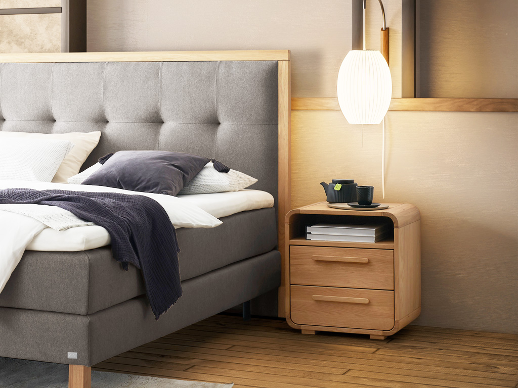 brauner Holznachttisch mit zwei Schubalden und offenem Fach mit abgerundeten Kanten stilvoll dekoriert an einem Bett in einem modernen Zimmer Presley von Hasena