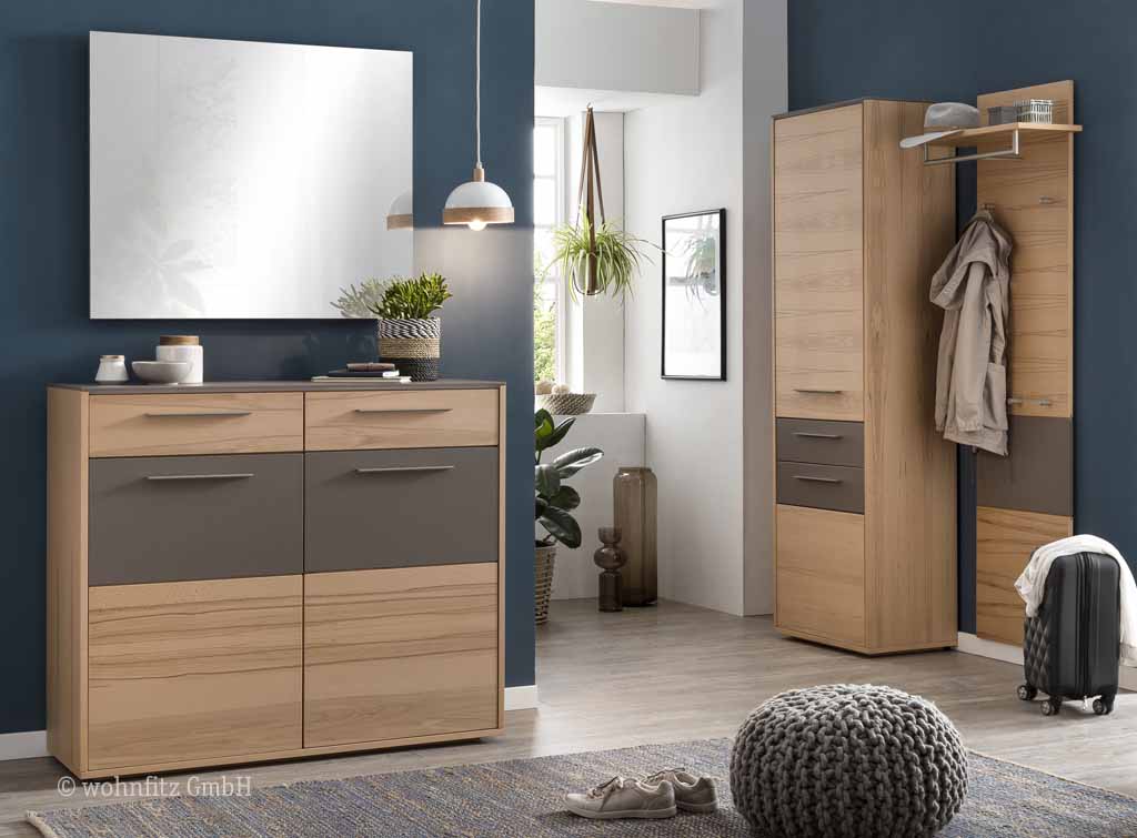 Bienenmühle No Limit - Garderoben-Set, 4-teilig | Vorschlag 9 | Kernbuche furniert Ein stilvoller Flur mit einem modernen Garderobenschrank und einer Schuhkommode aus Holz. Dekoriert mit Pflanzen und einem großen Wandspiegel.