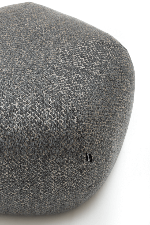 Moderner runder Pouf in Grautönen mit feinem Strukturmuster