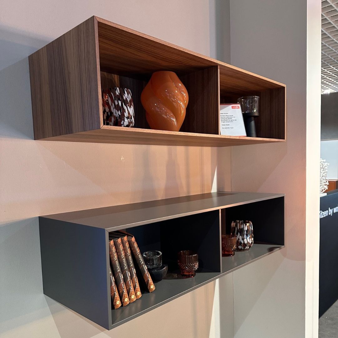 Modernes Wandregal aus Holz mit dekorativen Vasen und Büchern