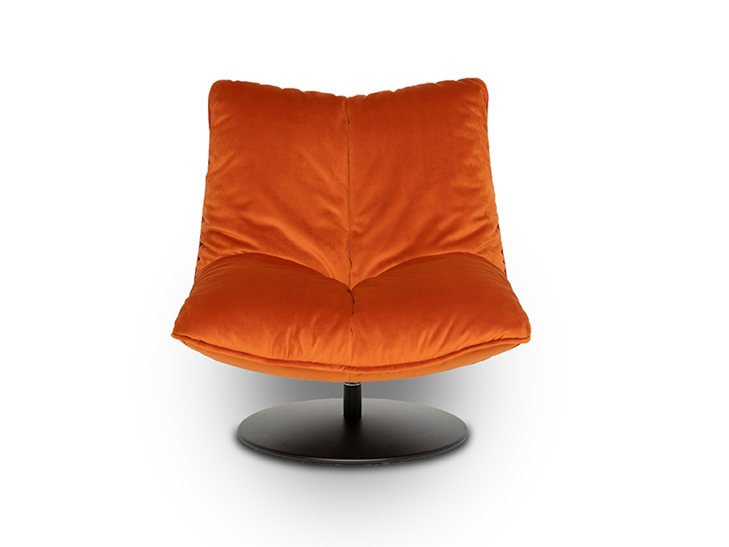 Ein moderner Sessel mit dicker Polsterung in leuchtendem Orange auf einem schwarzen Drehteller.