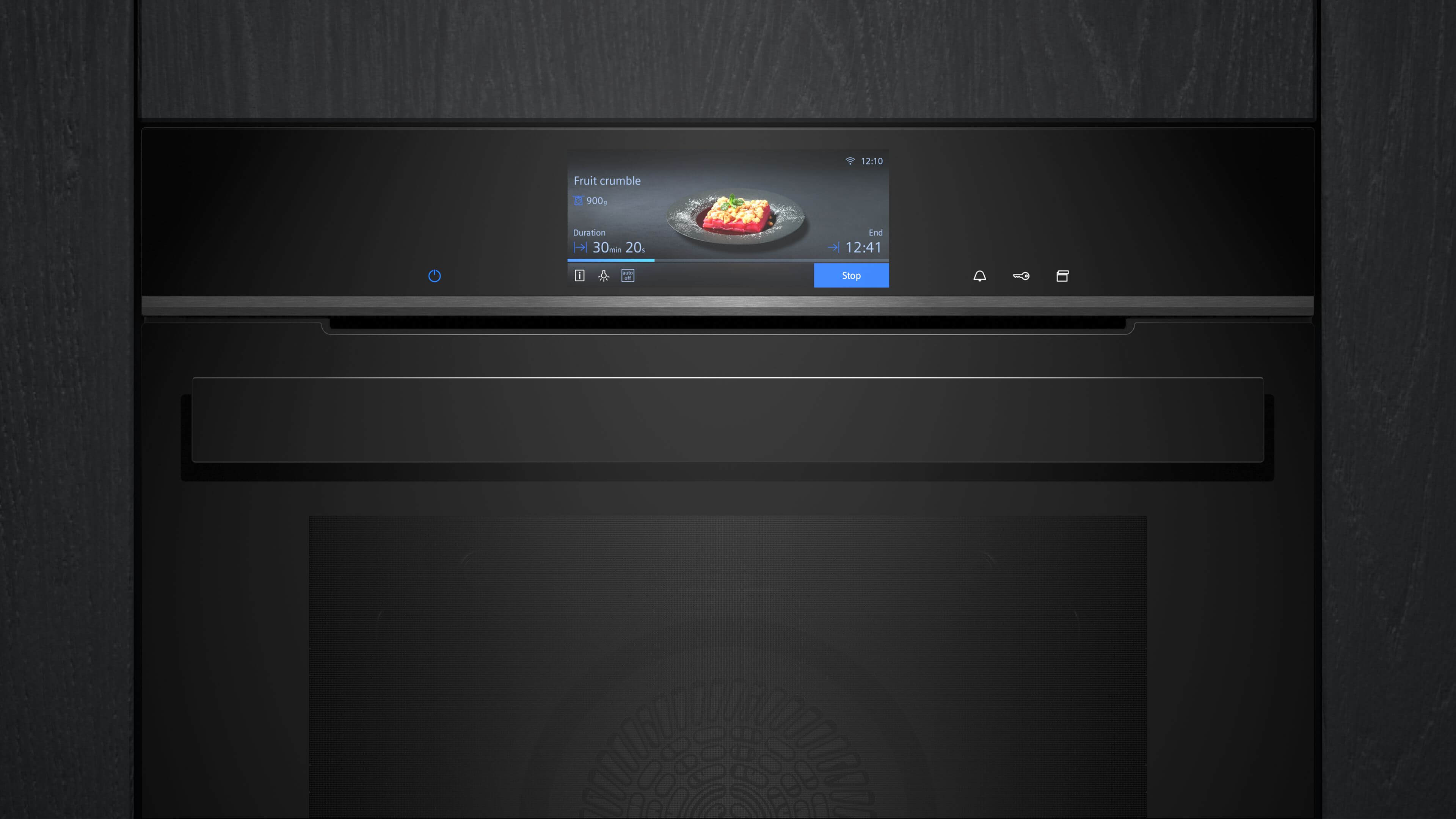 Nahaufnahme des Bedienfelds eines schwarzen Siemens-Einbaubackofens mit dem aktiven Touch-Display für das Programm Fruit Crumble.