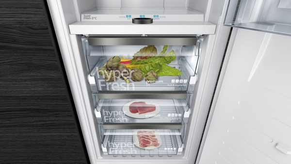 Geöffneter Kühlschrank mit hyperFresh premium Schubladen und frischen Lebensmitteln