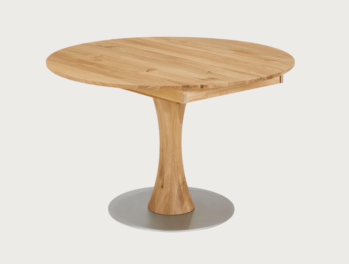 runder Holzesstisch mit silbernem Standfuß vor grauem Hintergrund