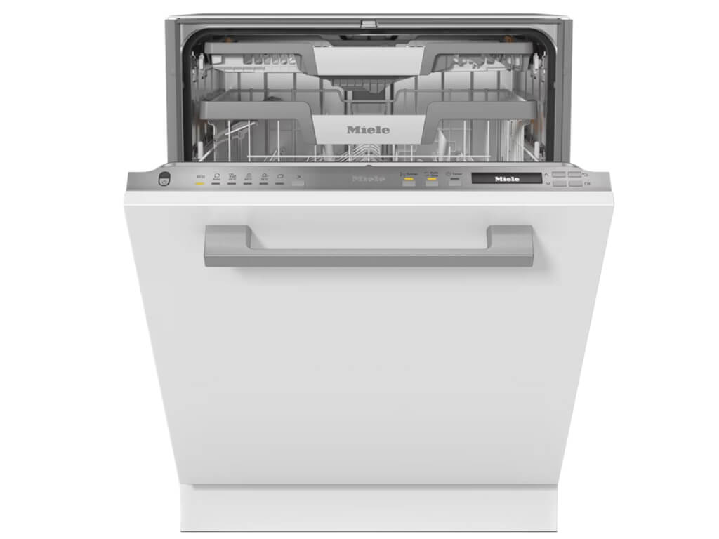 Ein offener, weißer Miele G 7191 SCVi AD Geschirrspüler mit sichtbaren oberen und unteren Geschirrkörben. Das Bedienfeld an der Oberkante der Tür zeigt verschiedene Programmeinstellungen. 