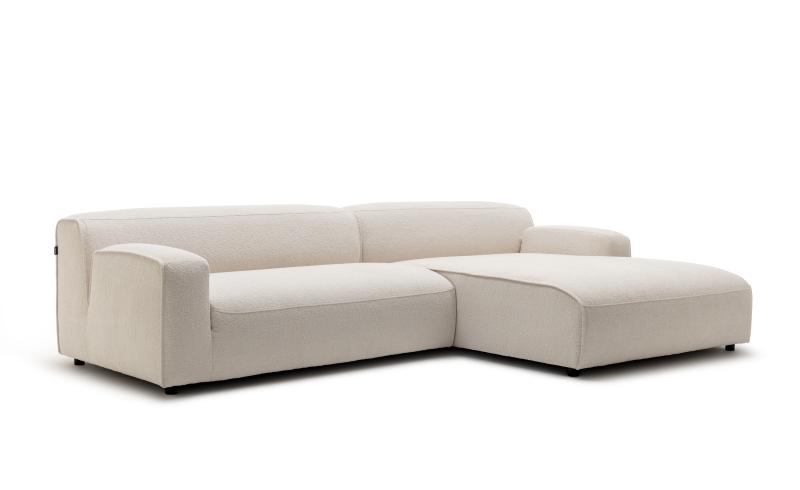 modernes graues Loungesofa vor weißem Hintergrund