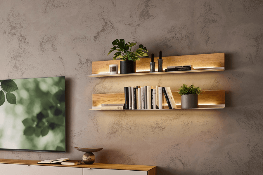 Hängeregale aus Holz mit Beleuchtung