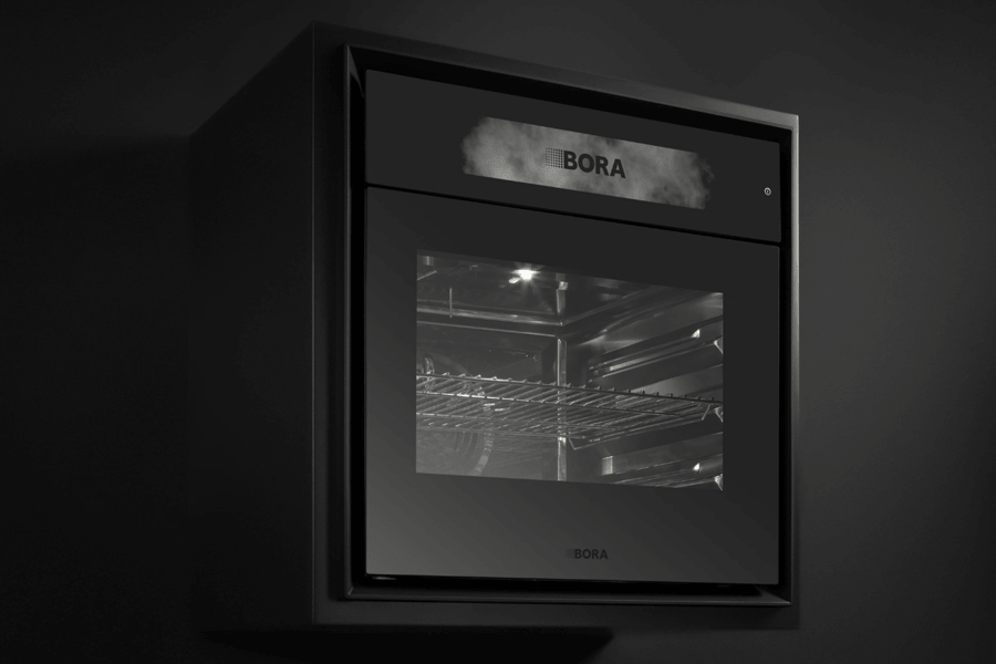 schwarzer Backofen mit Aufschrift Bora