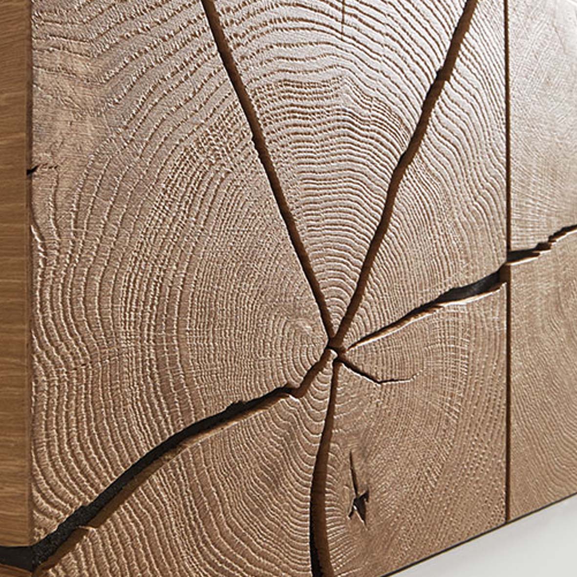 Detailansicht von quadratischen Holzplatten mit ausgeprägter Maserung und Rissen