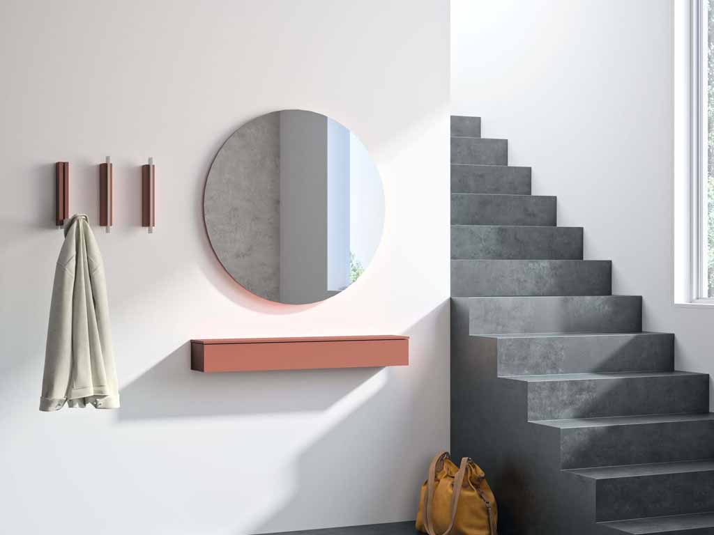 Sudbrock Tando -  Garderobe mit Beleuchtung | 3-teilig | Lack samtbeere Ein moderner Flur mit rundem Spiegel, einer schwebenden Ablage, Kleiderhaken und einer dunklen Treppe.