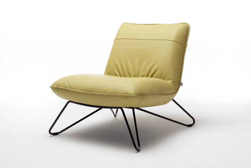 Eleganter gelber Sessel mit minimalistischen Metallbeinen auf weißem Hintergrund