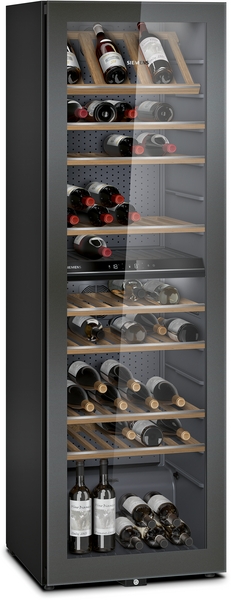 Ein eleganter Weinkühlschrank mit Glastür, der mehrere Weinflaschen auf Holzregalen lagert.