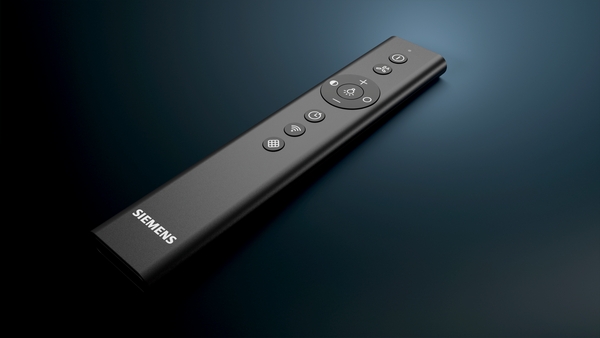 Schwarze Siemens Fernbedienung mit verschiedenen Tasten, liegend auf einem dunklen, strukturierten Hintergrund