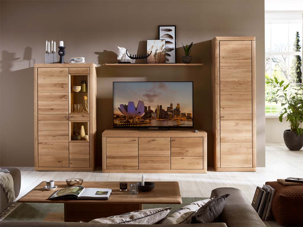 Gemütliches Wohnzimmer mit Holzmöbeln, Regalen, einem Fernseher und Dekorationen in einer modernen Raumgestaltung