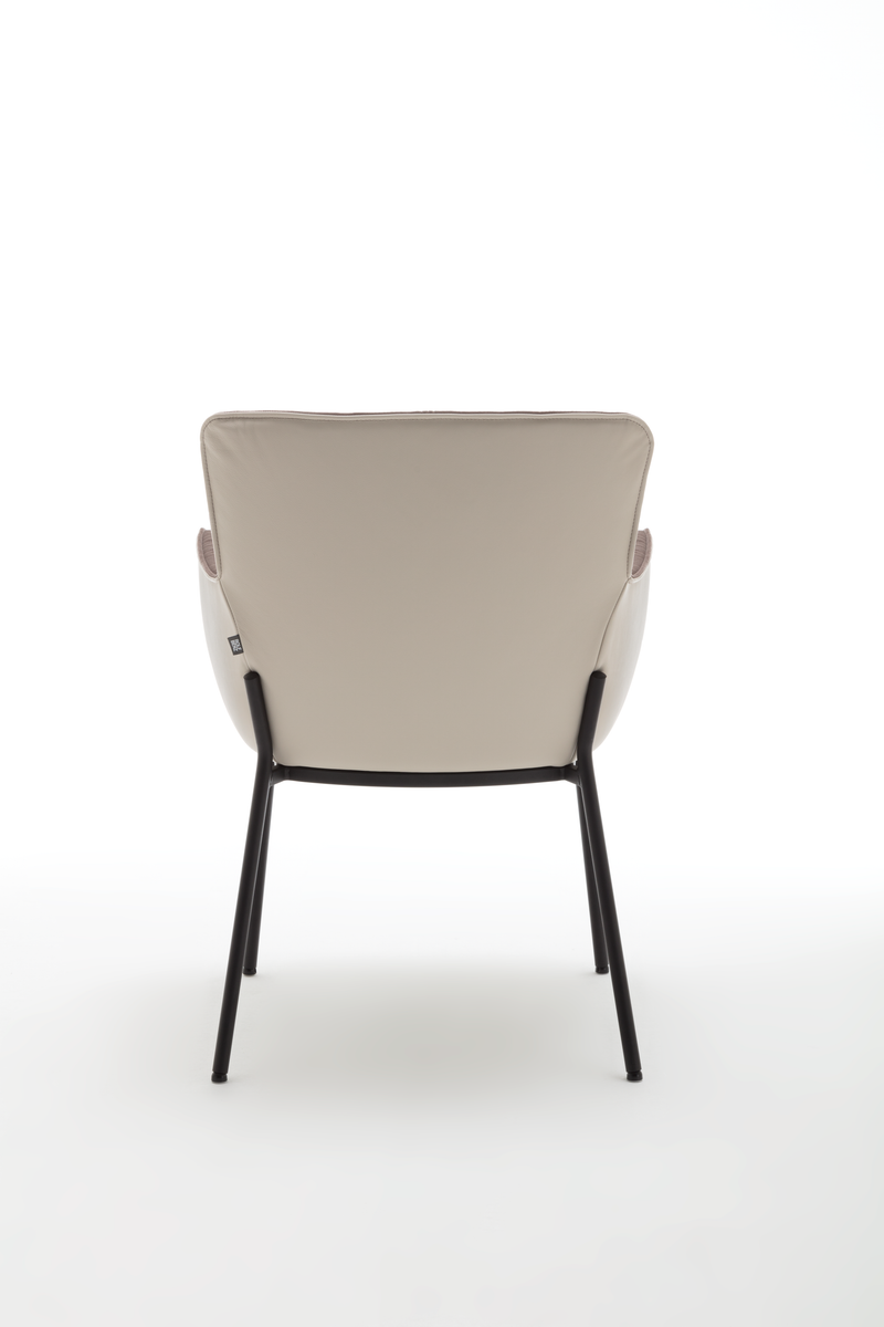 Rückansicht eines stilvollen, modernen Stuhls in Beige mit stabilem schwarzem Metallgestell, minimalistisch und elegant gestaltet
