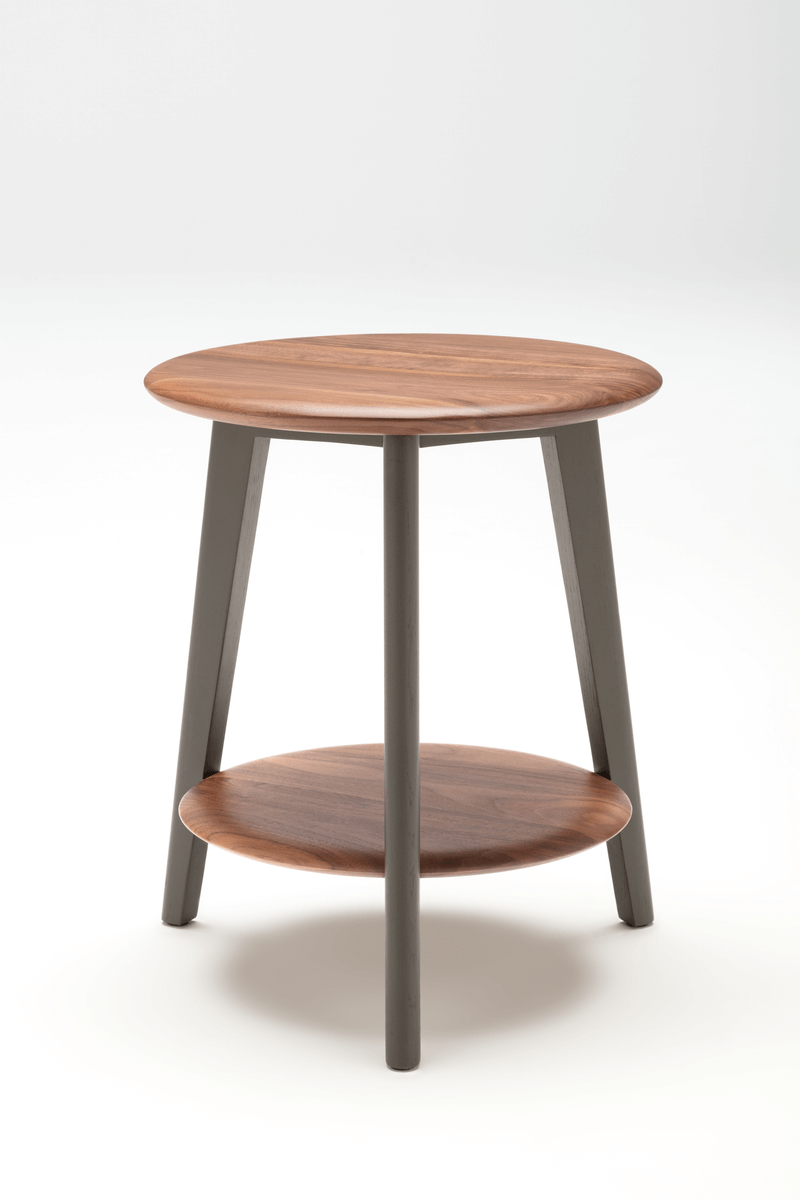 Rolf Benz 910 - Beistelltisch Runder Holztisch mit drei Beinen und unterer Ablage aus Holz.
