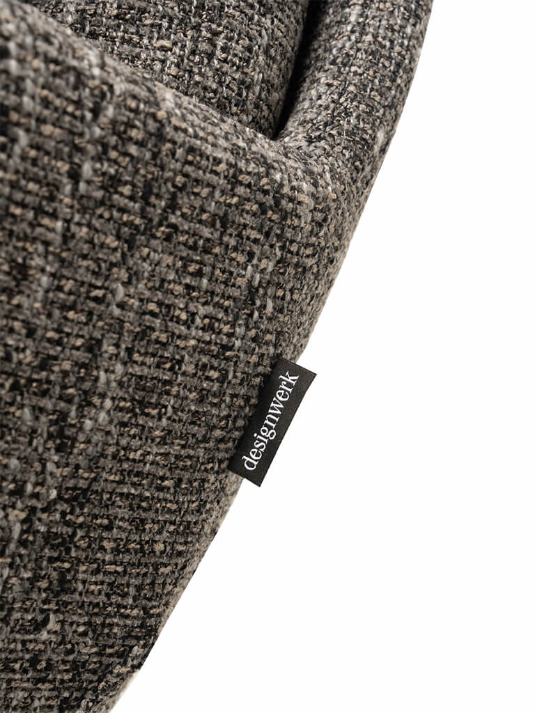Nahaufnahme eines braunen Stoffbezuges mit "designwerk"-Label