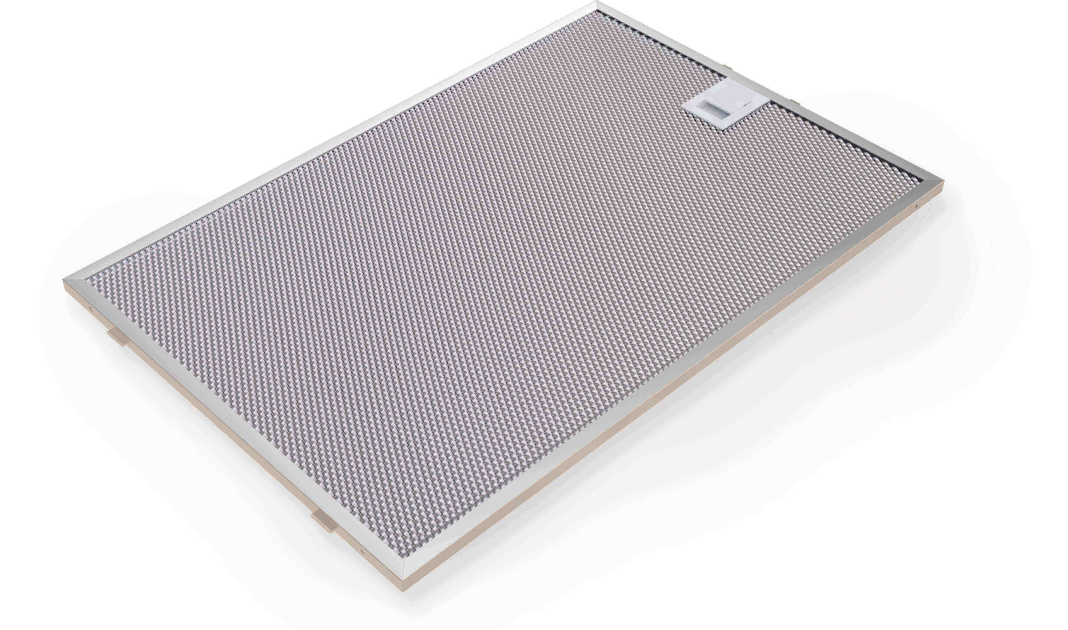 Nahaufnahme des Metallfettfilters: Einzelaufnahme des rechteckigen Metallfettfilters mit einem Griff für die Entnahme.