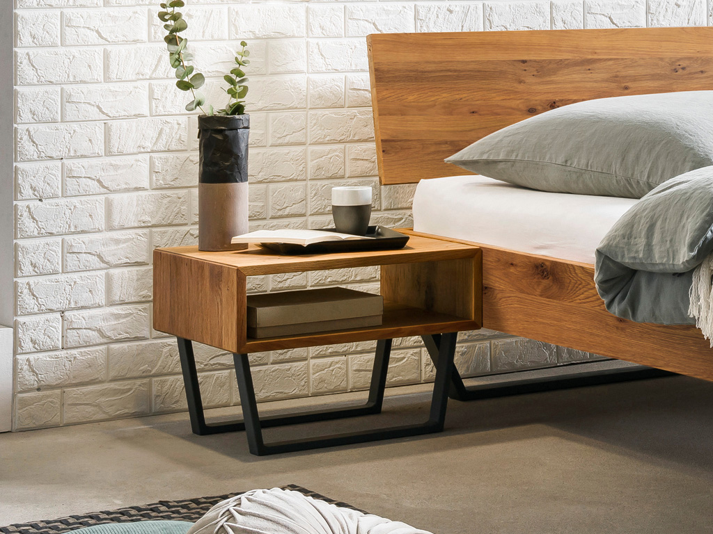 brauner Nachttisch auf schwarzen Kufen und in Form eines offenen Faches stilvoll dekoriert in einem freundlichen zimmer Jose von Hasena