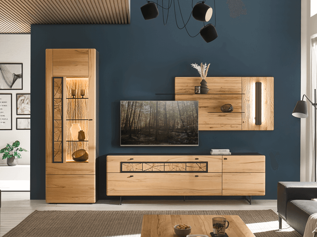 Holzwohnwand mit integriertem TV, dekorativer Beleuchtung und Regalfläche auf dunkelblauer Wand im stilvollen Wohnzimmer