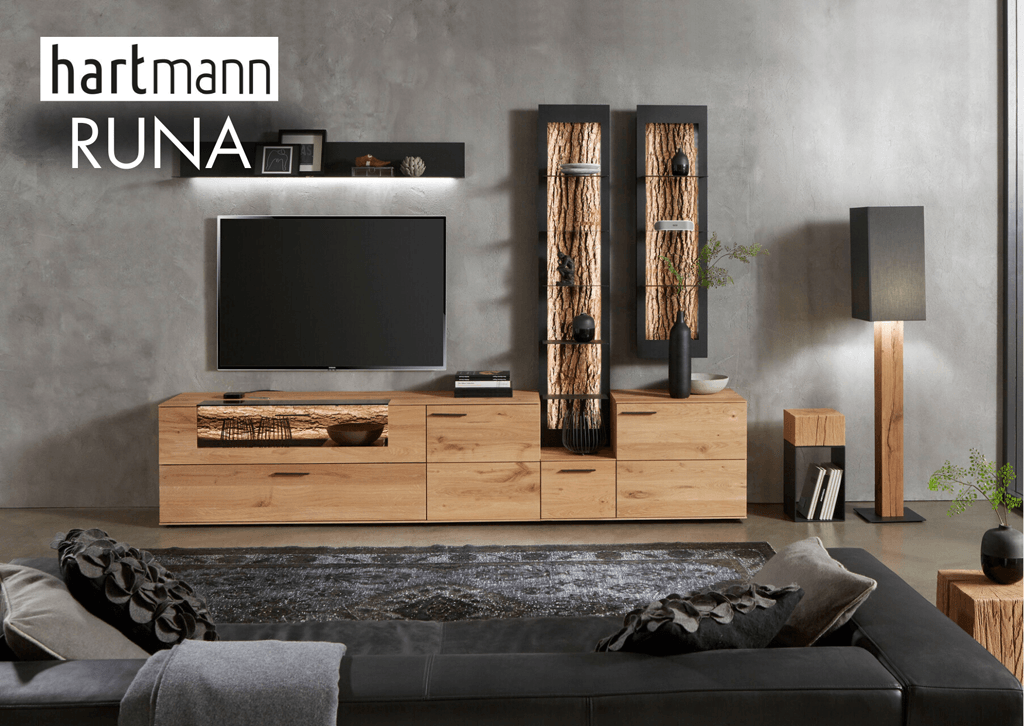 kleine Massivholzwohnwand mit Akzent Hängeelementen mit Beleuchtung