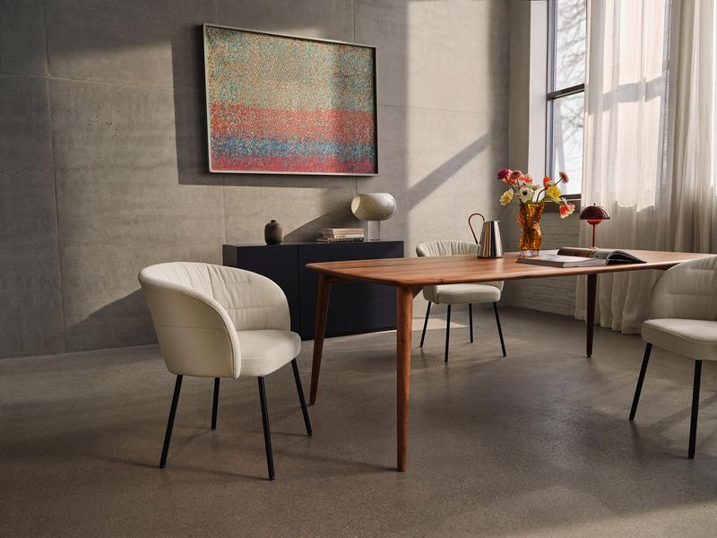 Esszimmereinrichtung mit Holztisch und Polstersessel in beige mit anthrazit Fußgestell