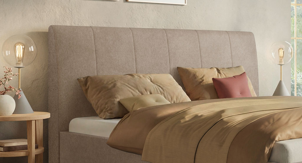 Nahaufnahme des vertikal abgesteppten, sandfarbenen Kopfteils an einem Polsterbett im Schlafzimmer (KI-generiert)