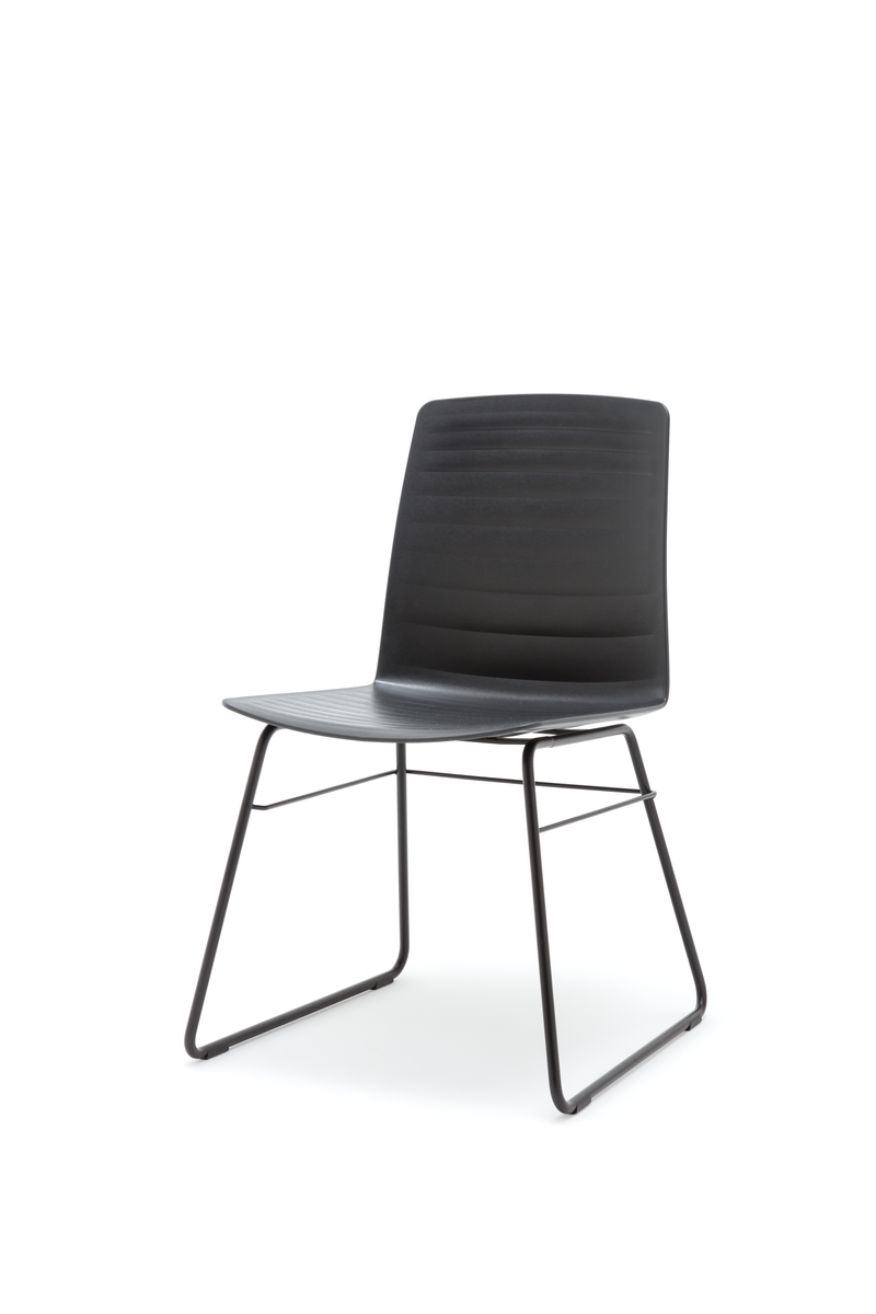 Schwarzer Stuhl mit Metallbeinen und Kunststoffsitz ideal für Büro oder Esszimmer