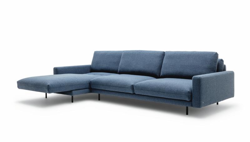 Stilvolles Funktionssofa in blau mit schwarzen Füßen, modernes Design vor einem weißen Hintergrund