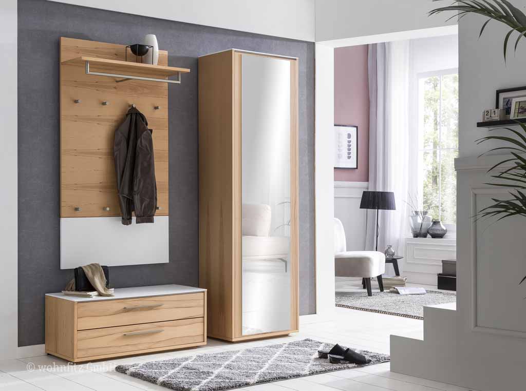 Ein moderner Flur mit einem Garderobenset aus Holz, bestehend aus einem Spiegel, einer Bank mit Schubladen und Wandhaken, ergänzt durch graue und weiße Akzente.