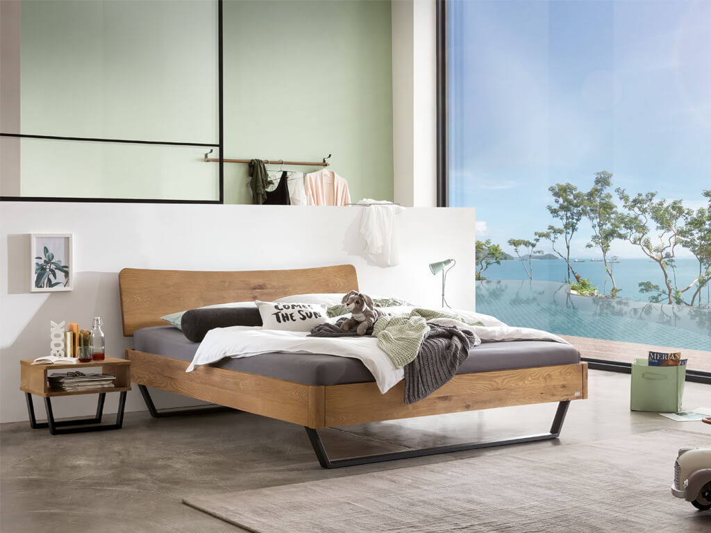 Hasena -  Lounge Bett Tresali | Holzkopfteil Wave | Metallfuß Glyn | versch. Größen & Farben konfigurierbar