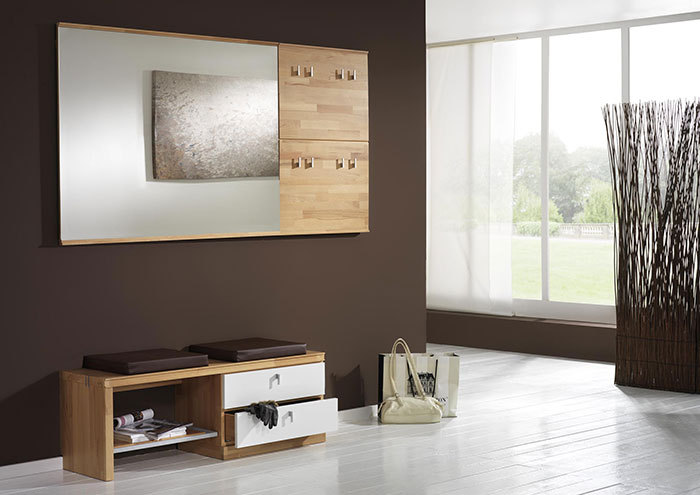 Bienenmühle Vado - Garderoben-Set, 3-teilig | Vorschlag 3 | Kernbuche massiv Heller Flur mit Holz-Garderobe, Sitzbank und Dekoration in einem modernen Wohnhaus