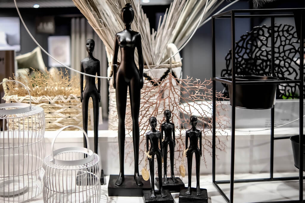 Schwarze Deko-Figuren in Menschenform