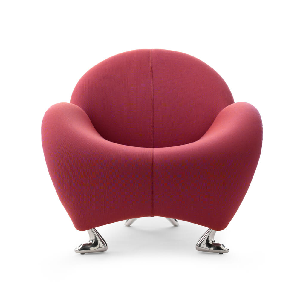 Roter designer Sessel mit gebogenen Metallfüßen auf weißem Hintergrund