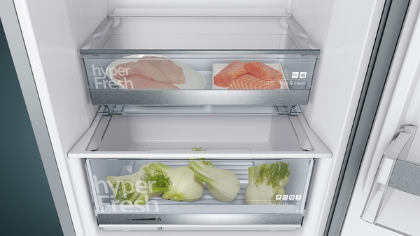 Ein Kühlschrank mit zwei hyperFresh-Schubladen, eine mit Fleisch und eine mit Gemüse gefüllt