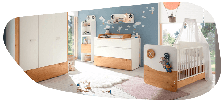 Kinderzimmer mit weißen Möbeln und Holzakzenten