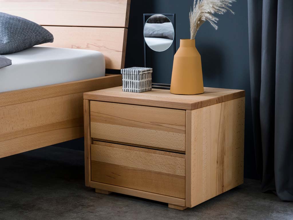 brauner Nachttisch mit zwei Schubladen ohne Griff stilvoll dekoriert in einem modernen zimmer stehend an einem bett vera von Hasena