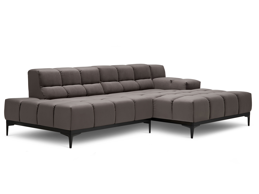 Ein L-förmiges, modulares Ecksofa in Dunkelgrau mit gesteppten Sitz- und Rückenkissen und schlanken schwarzen Metallfüßen. Es sind keine Zierkissen zu sehen. Der Hintergrund ist weiß.