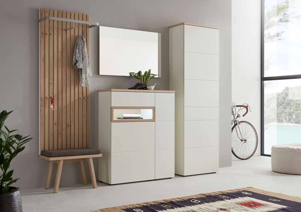 Sudbrock Fox -  Garderobe mit Beleuchtung | 5-teilig | Lack blütenweiß, Ethno Eiche Ein minimalistischer Flur mit stilvoller Garderobe und Schränken aus hellem Holz, ein Fahrrad und Pflanzen im Hintergrund