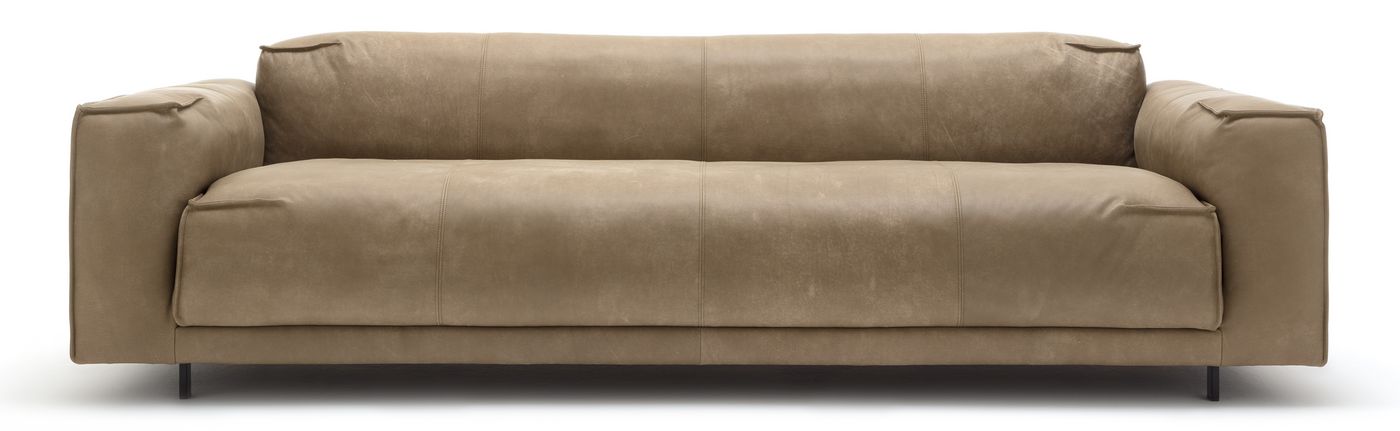 Elegantes beiges Ledersofa in moderner Optik, ideal für stilvolle Wohnzimmer