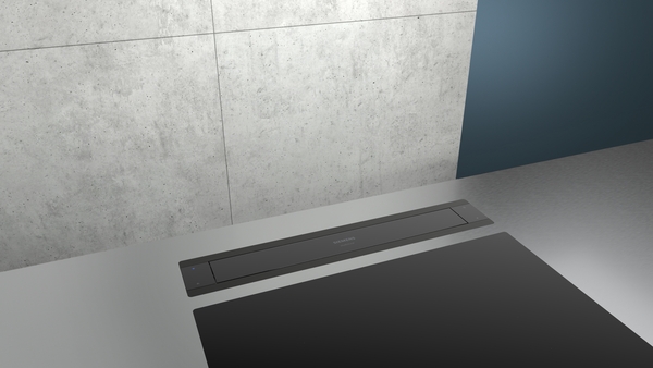 Detailansicht eines modernen Kochfelds, eingebaut in eine minimalistische Küche mit grauer Arbeitsplatte